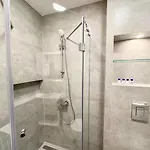 Azure Coast Horizon - Free Parking 公寓 圣君士坦丁和海伦那