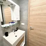 Azure Coast Horizon - Free Parking 公寓 圣君士坦丁和海伦那